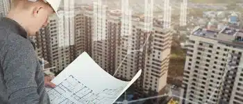 תמונת אווירה מהנדס בניין מתבונן בשרטוט